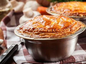 كثيرًا من السيدات تنسى أن تضع قطع من الزبدة في الصينية (shutterstock.com)
