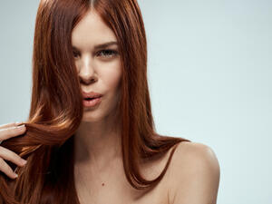 تشعر السيدة العربية بضرورة الاهتمام بجمالها عن طريق التجديد الدائم في إطلالتها (shutterstock.com)
