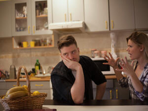 اقنعيه بهدوء ولا تلجئي الى الصراخ وكسر الاواني (shutterstock.com)
