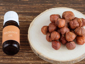 ينظم زيت البندق إفراز الخلايا الدهنية بالوجه (shutterstock.com)
