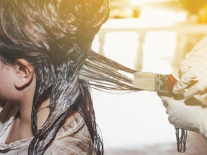 يفضل ترطيب شعرك قبل بضعة أيام من صبغه (shutterstock.com)
