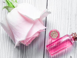 يعتبر زيت الورد زيت مساج رائع لفروة الرأس (shutterstock.com)
