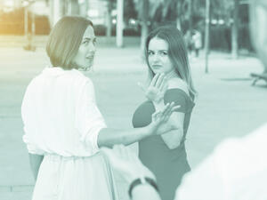  ليس عليكِ الوقوع في مثل هذا الفخ وهذه النوعية من الزيجات المريضة (shutterstock.com)
