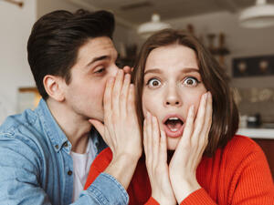 ذا أردت أن تعرف مدى قوة علاقة الدلو بك يجب أن تقيّم حجم الأسرار التي تعرفها عنه (shutterstock.com)
