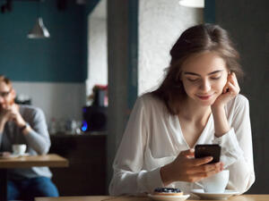 أحيانا كثيرة حين تشعر المرأة بالميل نحو رجل يكون لديها اندفاع كبير تجاهه (shutterstock.com)
