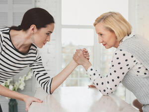 والحكمة في تعاملك مع أم زوجكِ تقتضي منكِ إسماعها الكلام الحسن وعدم معاندتها  (shutterstock.com)
