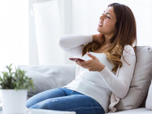 الرقبة هي أكثر أجزاء العمود الفقري حركة فهي تحمل 15% من وزن الجسم  (shutterstock.com)
