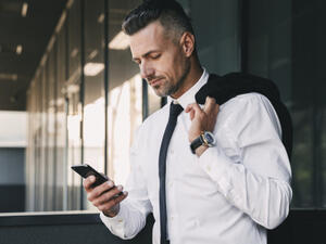 الألوان الداكنة والهادئة تناسب العمل في مكاتب المحاماة والمالية (shutterstock.com)
 الألوان الداكنة والهادئة تناسب العمل في مكاتب المحاماة والمالية (shutterstock.com)