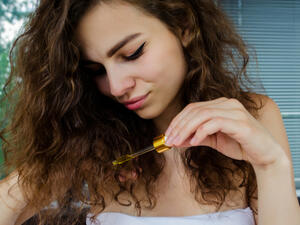 إذا كنت ترغبين في إضافة لمعة لشعرك، فزيت الزيتون هو الحل السحري لذلك (shutterstock.com)
