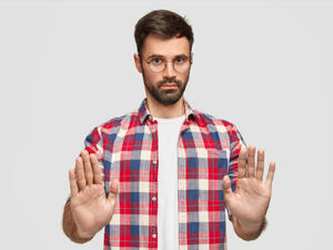 هناك أبراج يرفضون طلب المساعدة لعدم ثقتهم في الغير (shutterstock.com)
