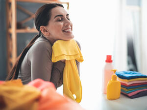 نقدم لك أسهل طريقة لصناعة معطر الملابس في بيتك (shutterstock.com)
