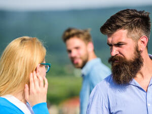 رجل العقرب من نوع الرجال الذين يغيرون لمجرد اقتراب أحد من حبيبته (shutterstock.com)
