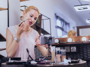 ضرورة استخدام كريم أساس أغمق بدرجة واحدة من لون البشرة الفاتحة (shutterstock.com)
