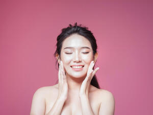 يمكنك الاستعانة ببيكربونات الصوديوم الذي يعمل على إزالة الجلد الميت وتنظيف المسام