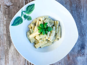 مكرونة بالكريمة والأعشاب