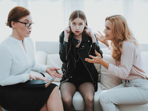 يكره برج الدلو الأشخاص المملين والتقليديين والتحدث عن الماضي والقيل والقال (shutterstock.com)
