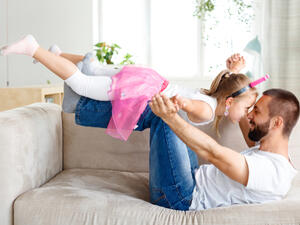 التفاؤل الذي يشعر به برج القوس ينشر الطاقة الإيجابية على كل من في المنزل (shutterstock.com)
