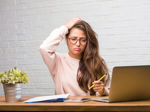 هناك عدة أسباب لمشكلة "النسيان المتكرر" (shutterstock.com)
