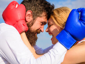 أبراج تطبق مقولة (لا محبة إلا بعد عداوة) (shutterstock.com)
