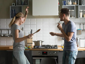 الإستماع للموسيقى، الغناء في المنزل أو السيارة والرقص، سيطلق طاقة تجعل الزوجان في مزاج أفضل (shutterstock.com)
