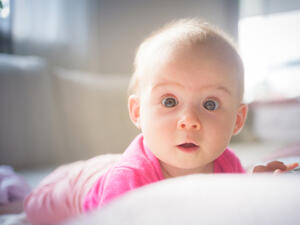 على الأم تجنب إعطاء طفلها أي مضادات حيوية دون استشارة الطبيب (shutterstock.com)
