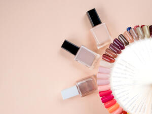 العنصر الأهم عند اختيار مناكير الأظافر يكمن في تناسق اللون مع لون البشرة. (shutterstock.com)
