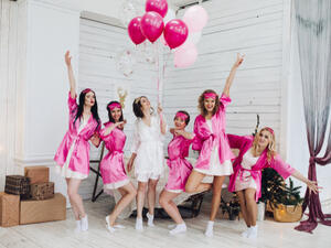 انتبهي إلى أن هناك عددًا من القوائم يجب أن تراجعيها قبل الزفاف خاصة الحفل (shutterstock.com)
