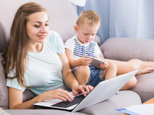 ننصح الأم العاملة بالتسوق عبر الإنترنت كوسيلة لتوفير الوقت (shutterstock.com)
