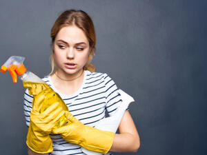 يجب على ربة المنزل أن تختار الوقت المناسب لغسل الملابس (shutterstock.com)
