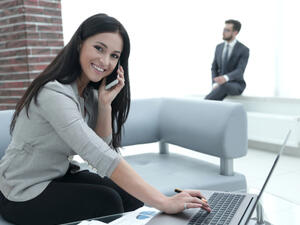 يمكن للمستخدم أن يضبط هاتفه على خاصية خفض الطاقة (shutterstock.com)
