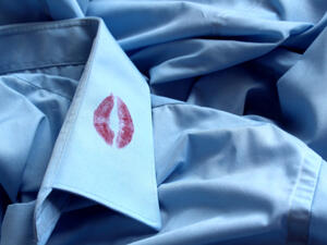 لو صادف طريقك إغراءٌ من امرأة أخرى غير زوجتك، استغله لإنقاذ زواجك لا العكس (shutterstock.com)
