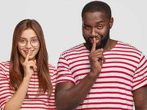 اللجوء للغة الحوار يعد دليلاً كبيرًا على اهتمامك بالحياة الزوجية (shutterstock.com)
