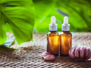 حمام الثوم والزيت لمنع تساقط الشعر (shutterstock.com)
