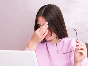 تشخيص وعلاج جفاف العين غالبا ما يكونان معقدين (shutterstock.com)
