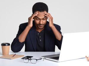 أعراض التعب والإجهاد ناتجة عن زيادة اعباء العمل والإجهاد  (shutterstock.com)
