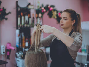 يجب عليك قص شعرك كل شهرين إلى أربعة أشهر (shutterstock.com)
