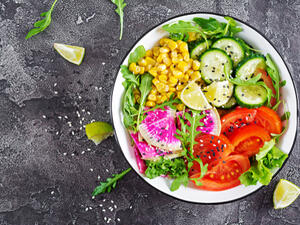 يفضل الإكثار من الخضروات الورقية مثل الخس والسبانخ والجرجير، والقليل من الملفوف