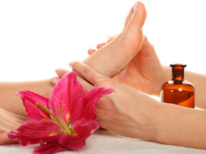 زيت الزيتون يحتوي زيت الزيتون على مضادات أكسدة تساعد على ترطيب بشرتكِ (shutterstock.com)
