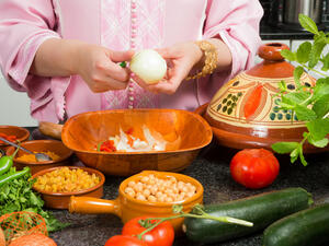 افرمي البصل واقليه في زيت نباتي أو زيت زيتون ثم ضعيه في أكياس للتجميد (shutterstock.com)
