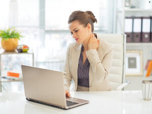 يجب أن نقوم بتحريك الرأس فى كل الاتجاهات كل ساعتين (shutterstock.com)
