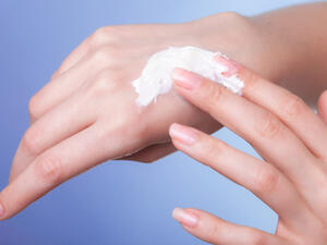 الترطيب هو من أهم الطرق للتخلص من جفاف البشرة (shutterstock.com)
