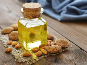 يعتبر زيت اللوز من المكونات الطبيعية التي تدخل في تركيبة العديد من مستحضرات التجميل والعناية بالبشرة