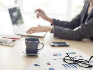 تعطي الأكواب المتسخة على مكتبك انطباعا بأنك شخص مهمل (shutterstock.com)
