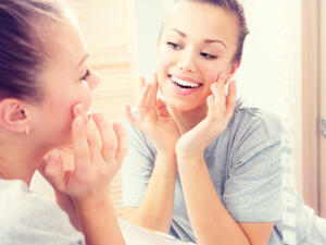 ليس عليك دائماً أن تلجئي إلى الطرق الجراحية والتجميلية (shutterstock.com)
