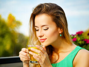 عند شرب الشاي الأخضر ستلاحظ تحسناً في المزاج (shutterstock.com)
