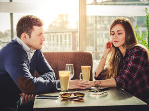 العروس التي تعاني من بعض التردد والتوتر قبل الزفاف ترفع احتمال الطلاق إلى الضعف (shutterstock.com)
