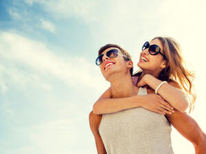 معركة المرأة من أجل الاستحواذ على إعجاب الرجل واهتمامه لا تتوقف