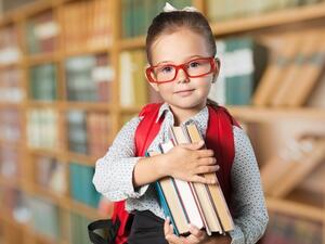حمل حقيبة المدرسة الثقيلة لمسافات طويلة يعرض الاطفال للاصابة بمرض الاسكوليزم (shutterstock.com)
