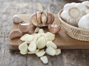 تناول حصّ واحد من الثوم قبل الإفطار أي على معدة فارغة له فوائد مذهلة (shutterstock.com)
