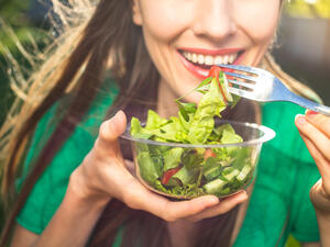 تعتبر الخضر الورقية غنية بالعديد من الفيتامينات والمعادن. وتشمل الشمندر واللفت والخس والسبانخ (shutterstock.com)
